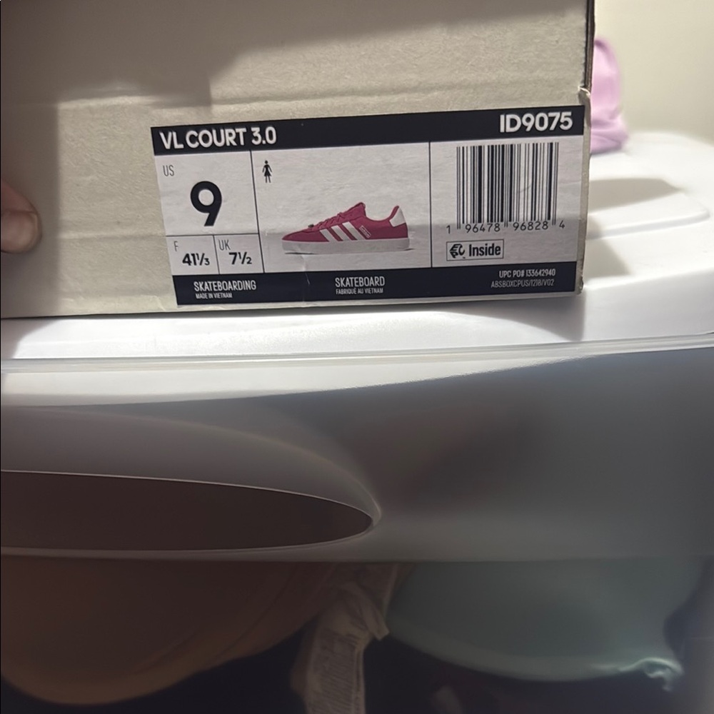 Adidas Pink Sneakers with Classic Low-Top Design - Picture 6 of 7